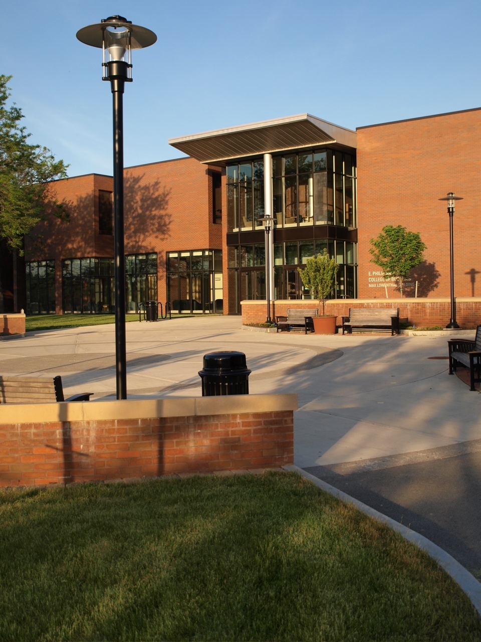 Logo Rochester Institute of Technology - Saunders College of Business 